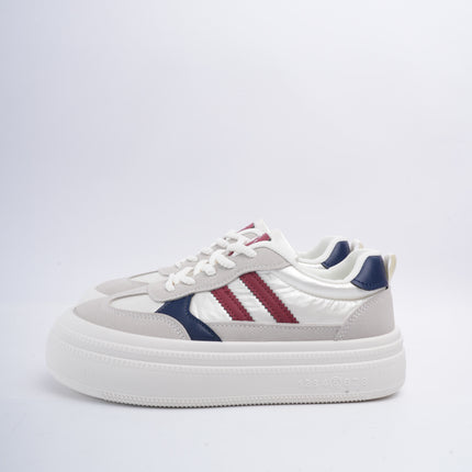Tenis blancos con diseño rojo x azul