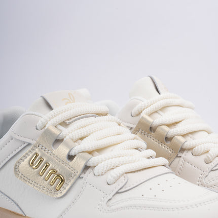 Tenis blancos con dorado