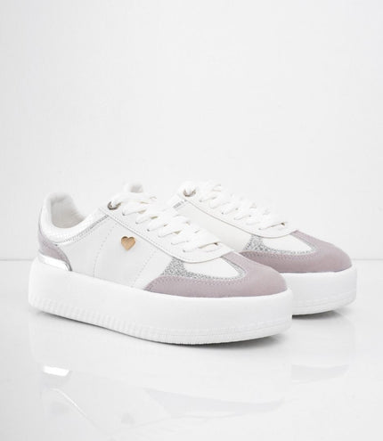Tenis blancos con gamuza y plataforma