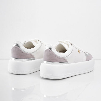Tenis blancos con gamuza y plataforma