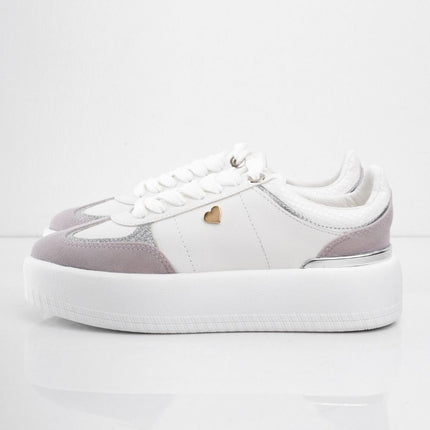 Tenis blancos con gamuza y plataforma