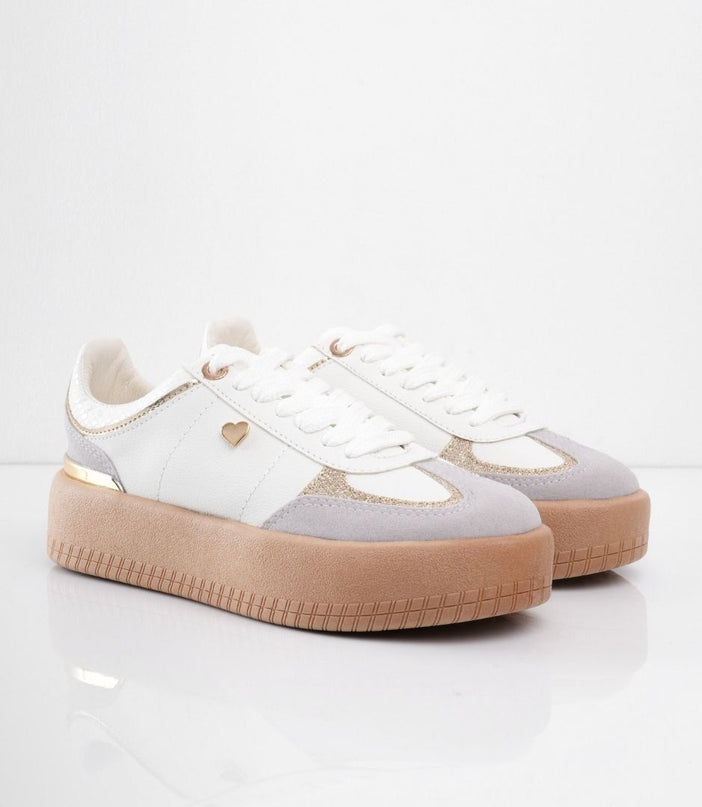 Tenis blancos con gamuza y plataforma café