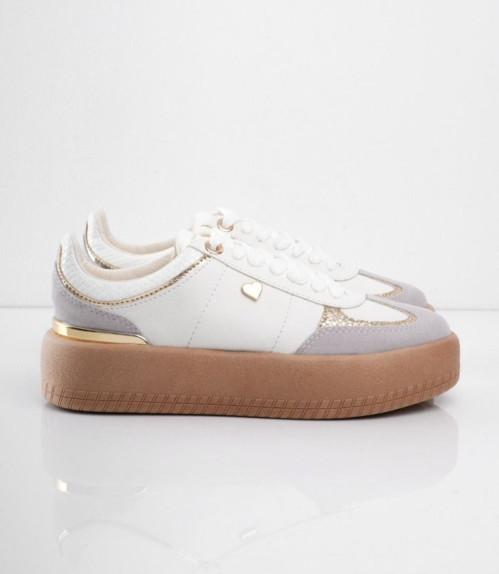 Tenis blancos con gamuza y plataforma café