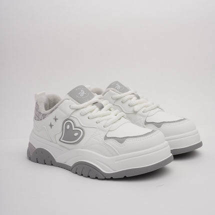 Tenis blancos con gris y detalle corazón