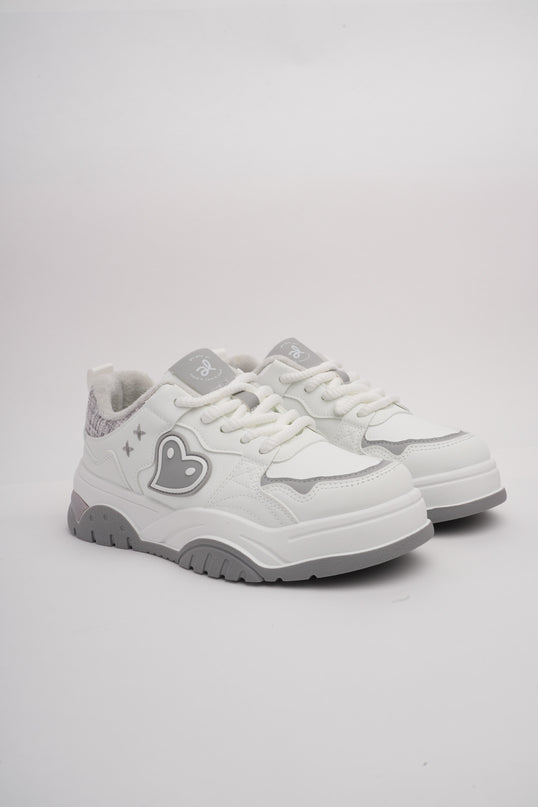 Tenis blancos con gris y detalle corazón