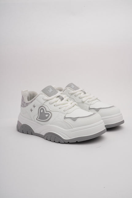 Tenis blancos con gris y detalle corazón