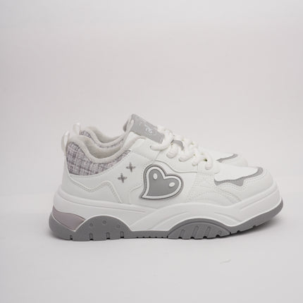 Tenis blancos con gris y detalle corazón