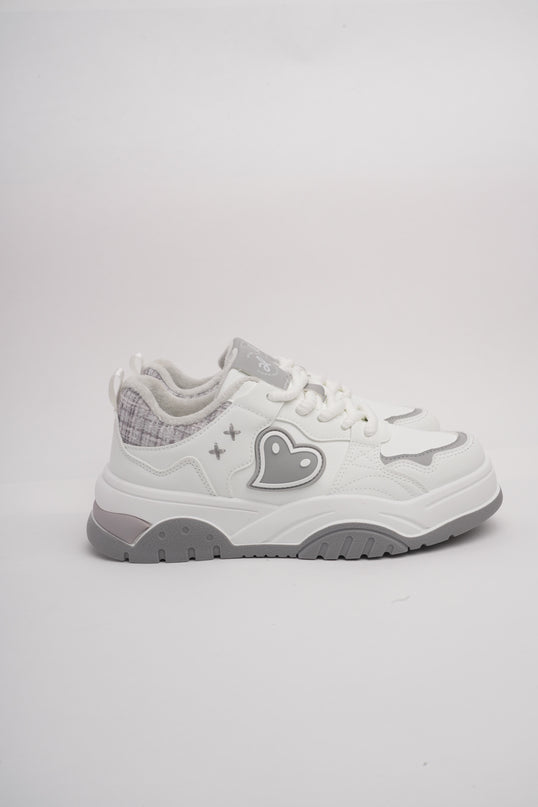 Tenis blancos con gris y detalle corazón