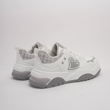 Tenis blancos con gris y detalle corazón