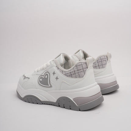 Tenis blancos con gris y detalle corazón