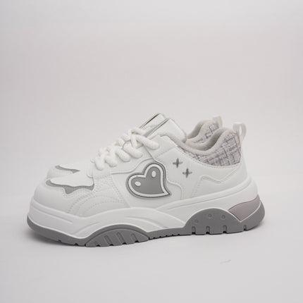 Tenis blancos con gris y detalle corazón