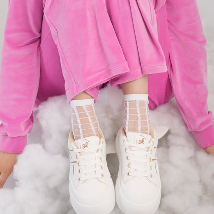 Tenis blancos con líneas beige