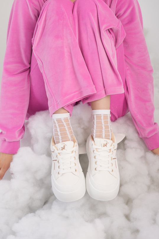 Tenis blancos con líneas beige