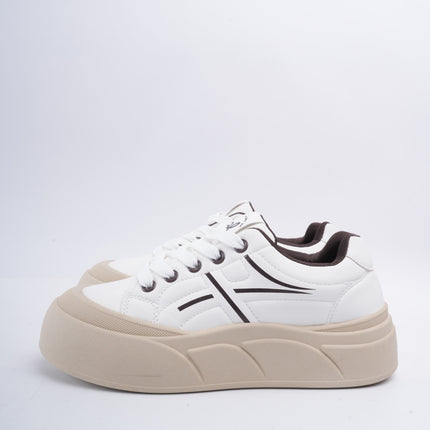 Tenis blancos con líneas café
