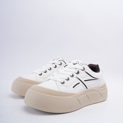 Tenis blancos con líneas café