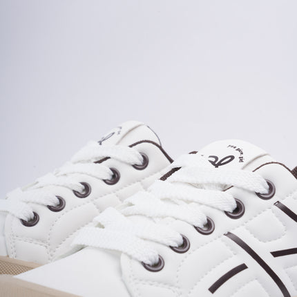Tenis blancos con líneas café