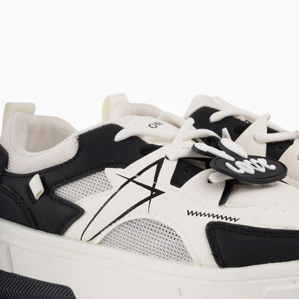 Tenis blancos con negro y aplique love