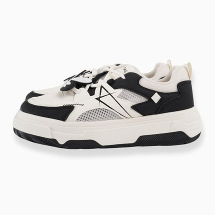 Tenis blancos con negro y aplique love