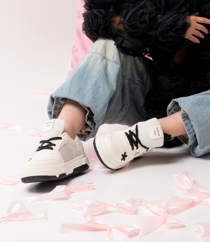 Tenis blancos con negro y apliques