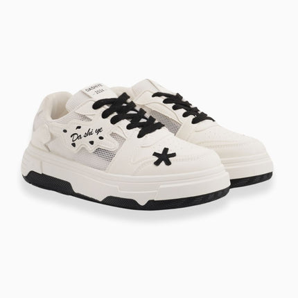Tenis blancos con negro y apliques