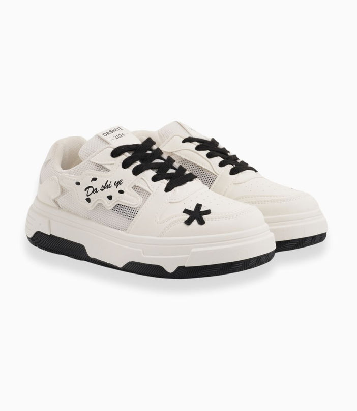 Tenis blancos con negro y apliques