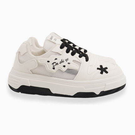 Tenis blancos con negro y apliques