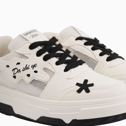 Tenis blancos con negro y apliques