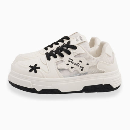 Tenis blancos con negro y apliques