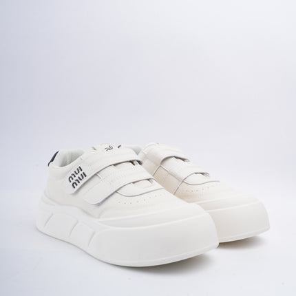 Tenis blancos con negro y velcro