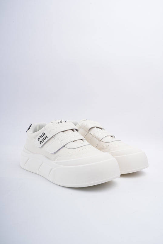 Tenis blancos con negro y velcro