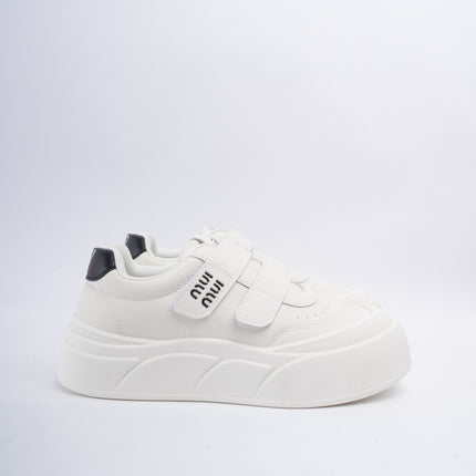 Tenis blancos con negro y velcro