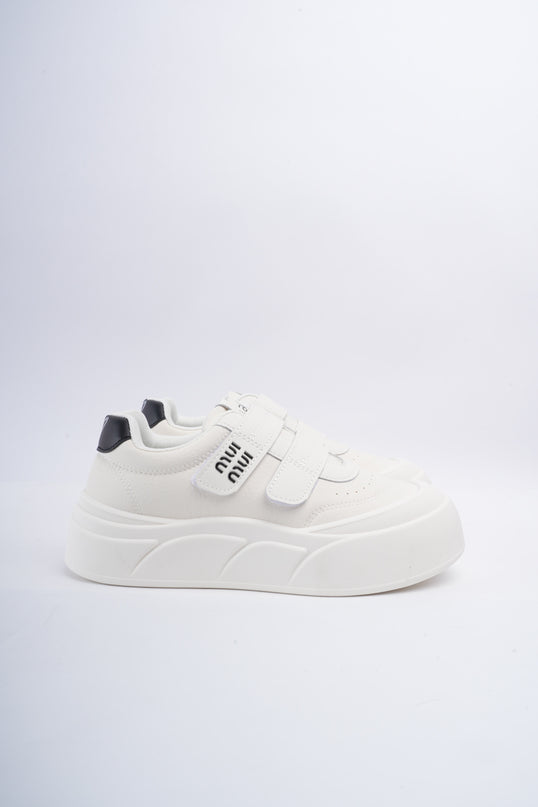 Tenis blancos con negro y velcro