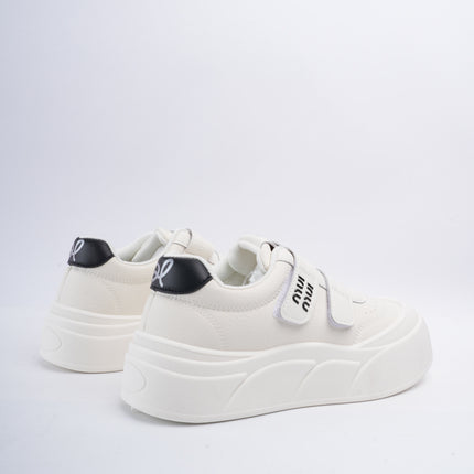 Tenis blancos con negro y velcro