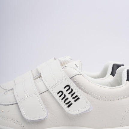 Tenis blancos con negro y velcro