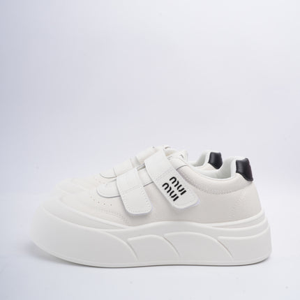 Tenis blancos con negro y velcro