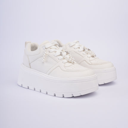 Tenis blancos con plataforma y accesorios