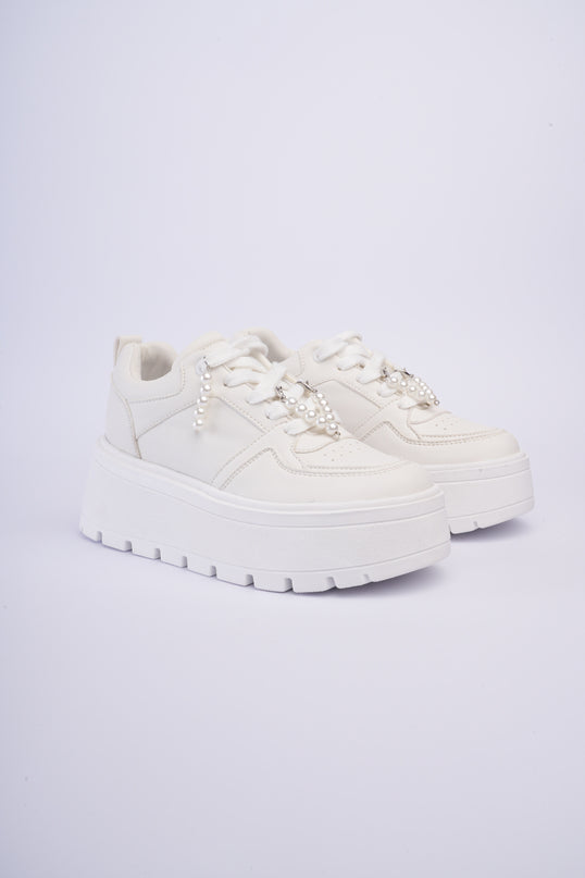 Tenis blancos con plataforma y accesorios