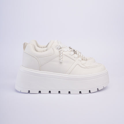 Tenis blancos con plataforma y accesorios