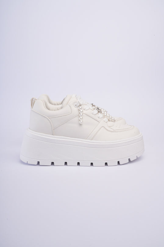 Tenis blancos con plataforma y accesorios