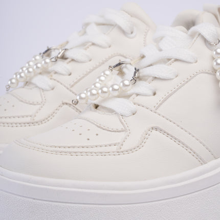 Tenis blancos con plataforma y accesorios