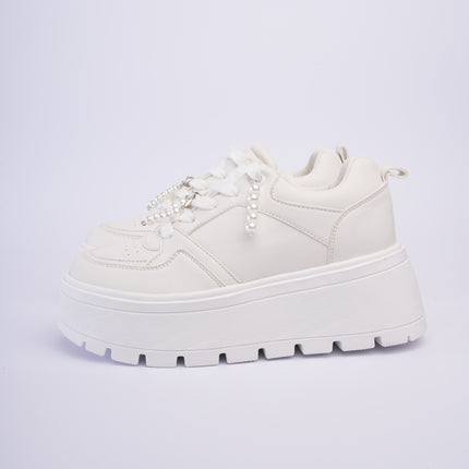 Tenis blancos con plataforma y accesorios