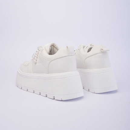 Tenis blancos con plataforma y accesorios