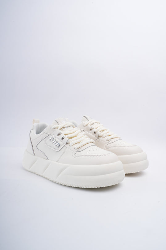 Tenis blancos con plateado