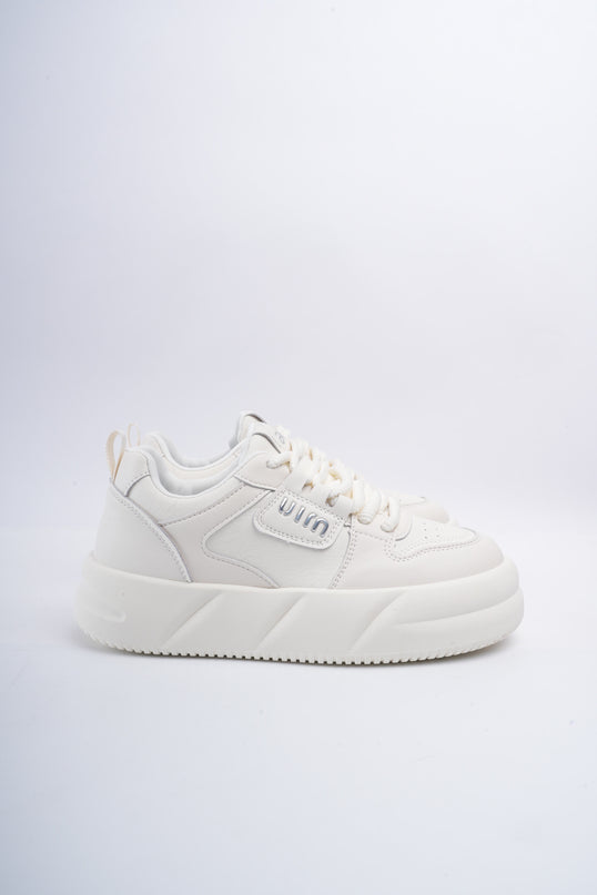 Tenis blancos con plateado