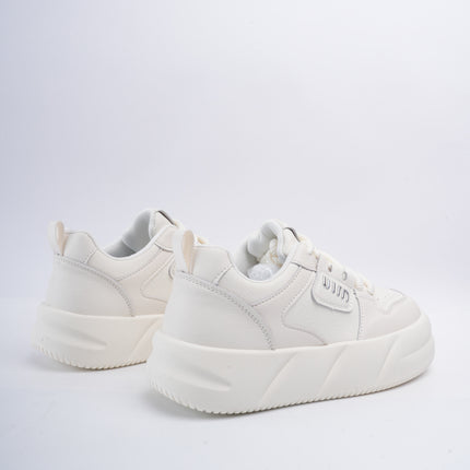 Tenis blancos con plateado