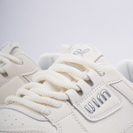 Tenis blancos con plateado