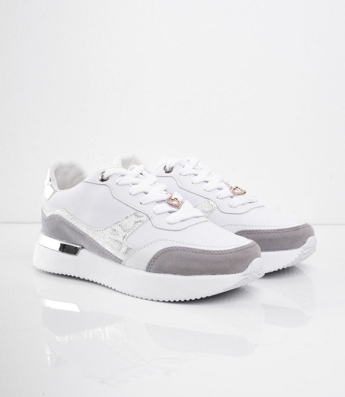 Tenis blancos con print y puntera gris