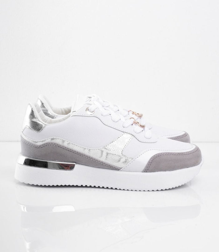 Tenis blancos con print y puntera gris