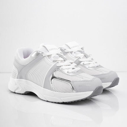 Tenis blancos con puntera gris y detalles plata