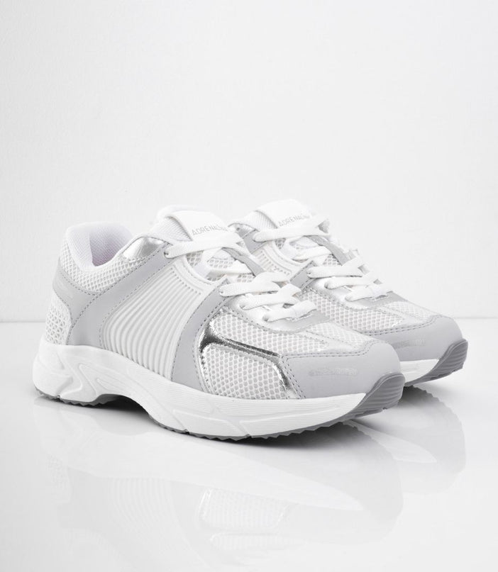 Tenis blancos con puntera gris y detalles plata